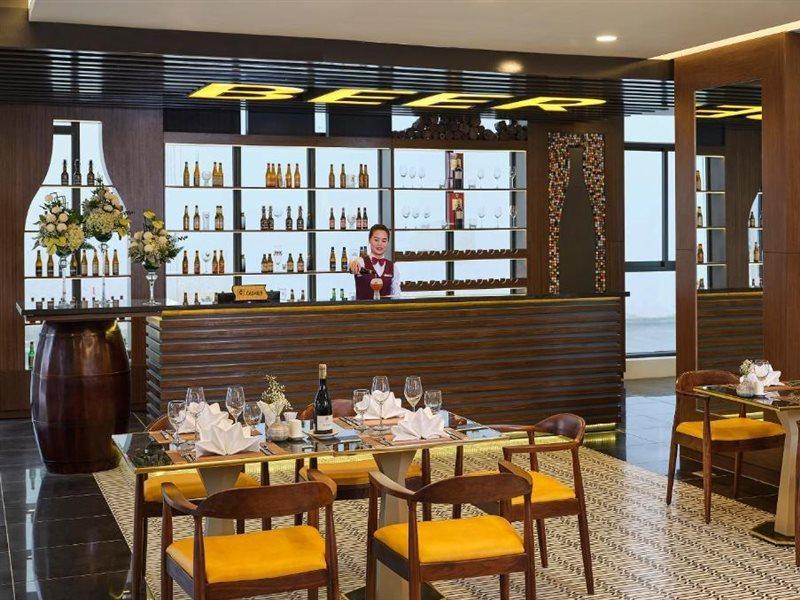 Senna Hue Hotel Zewnętrze zdjęcie The bar at the restaurant