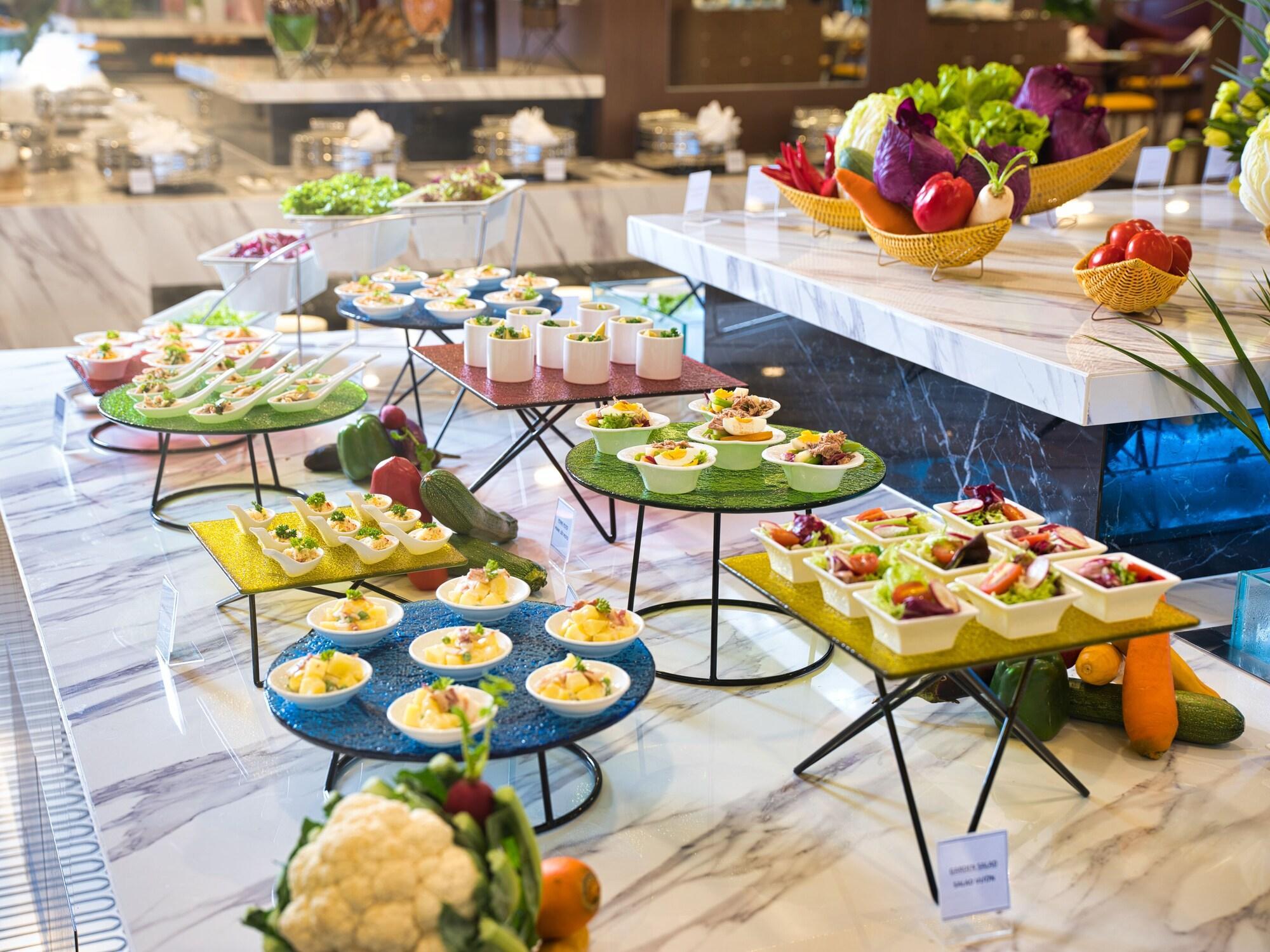 Senna Hue Hotel Zewnętrze zdjęcie A buffet at a hotel