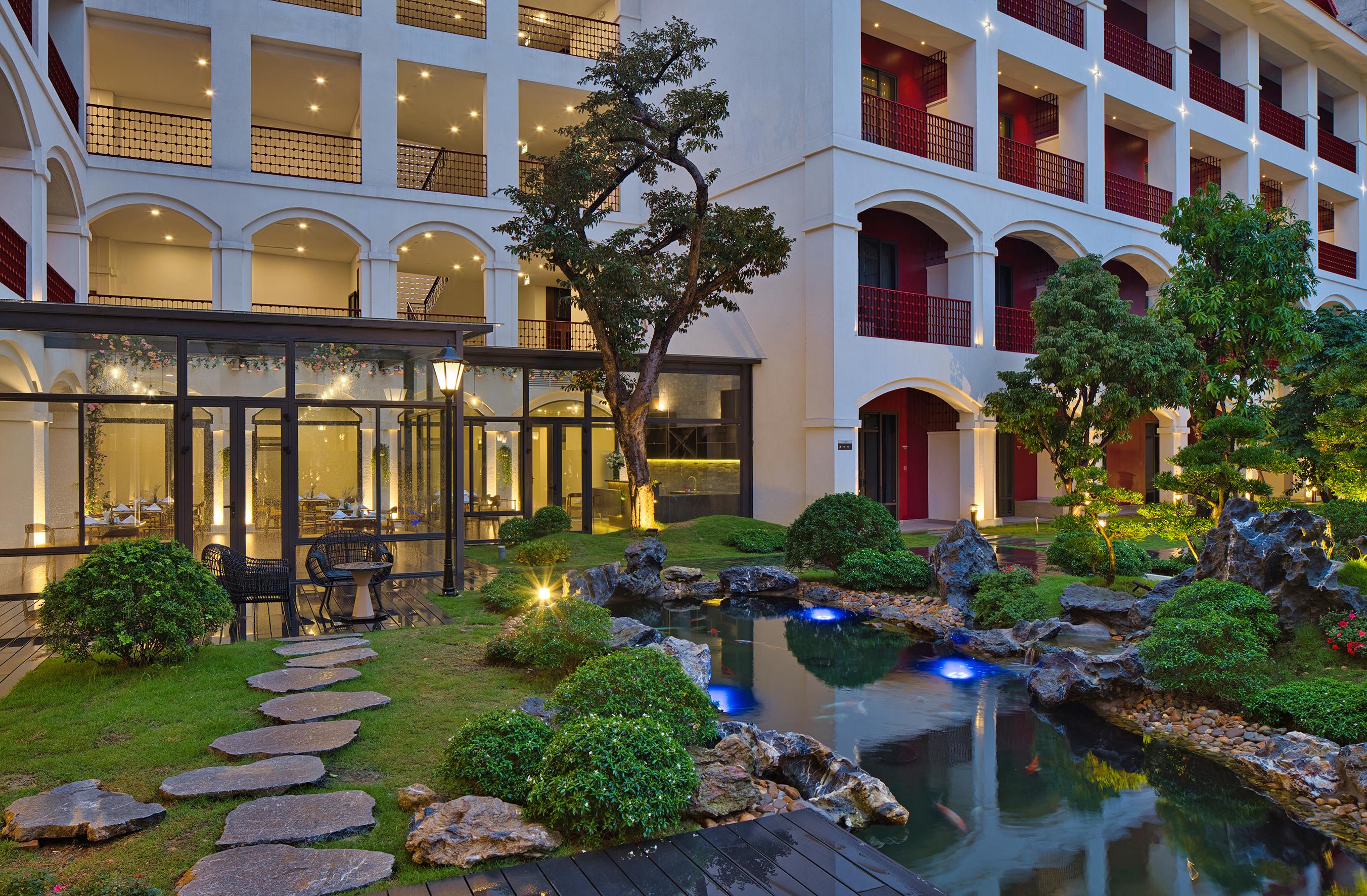 Senna Hue Hotel Zewnętrze zdjęcie The hotel's courtyard