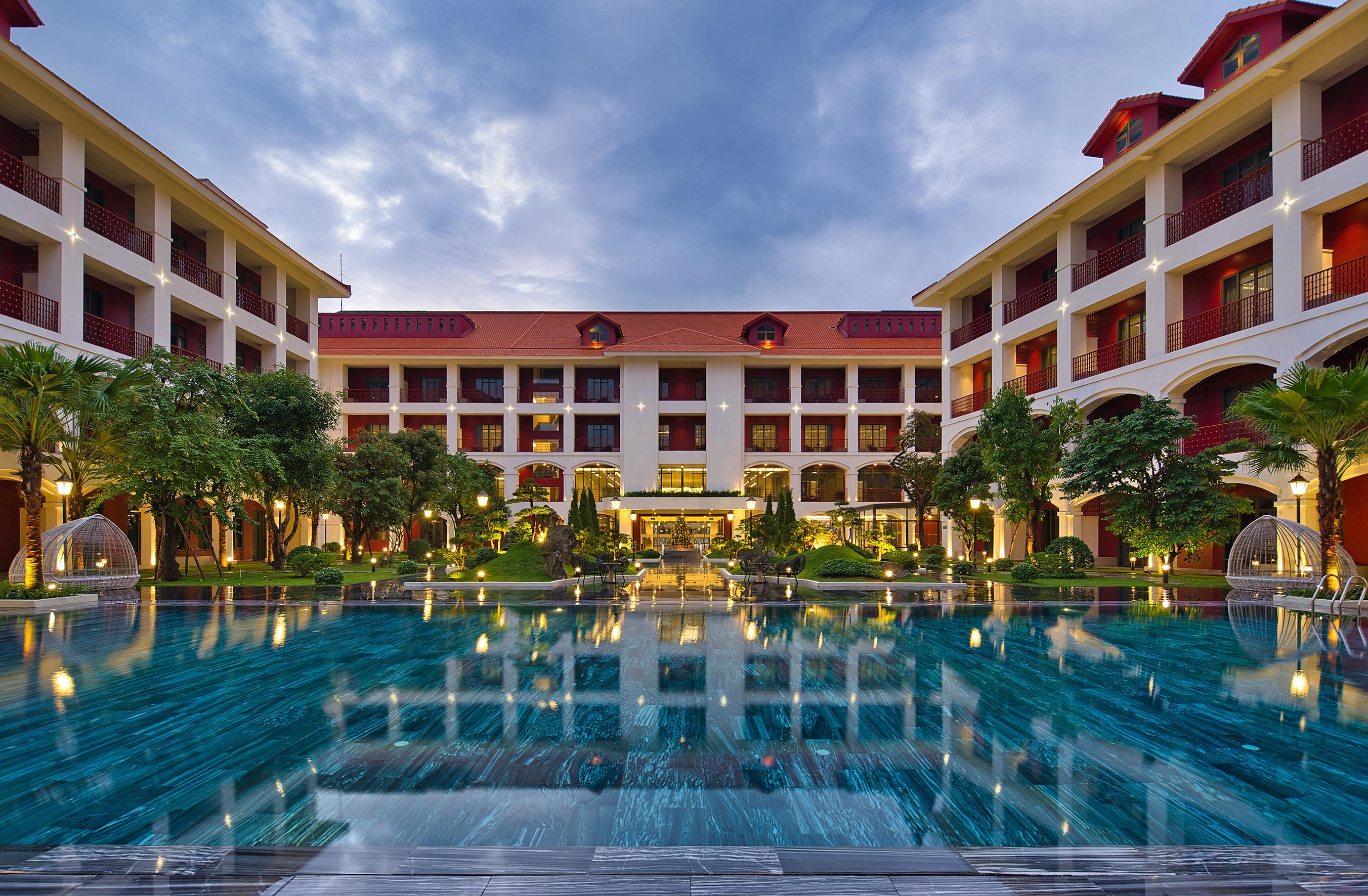 Senna Hue Hotel Zewnętrze zdjęcie The hotel's main pool