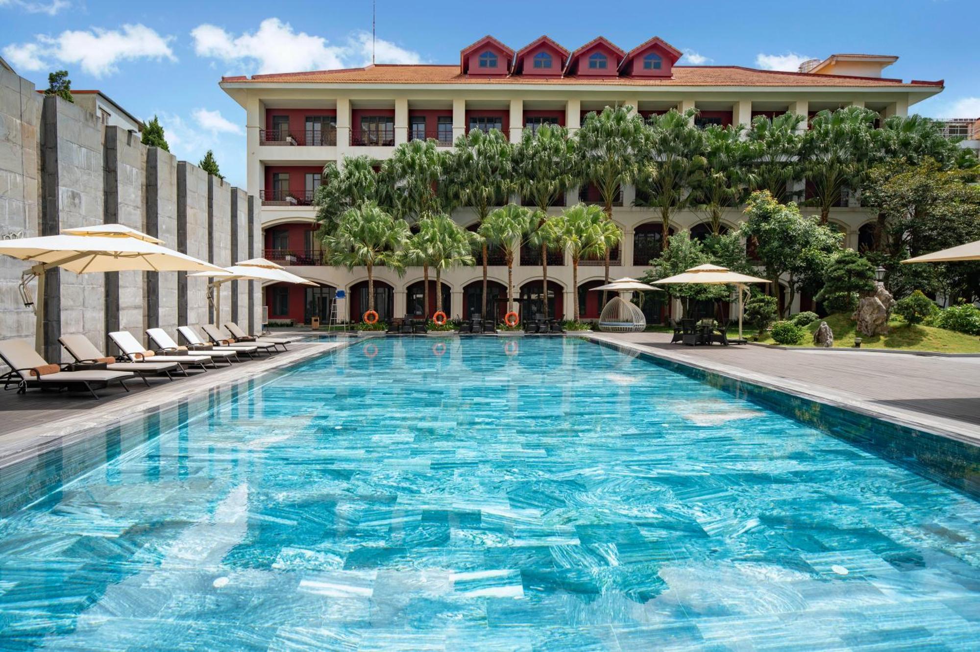 Senna Hue Hotel Zewnętrze zdjęcie The hotel's pool