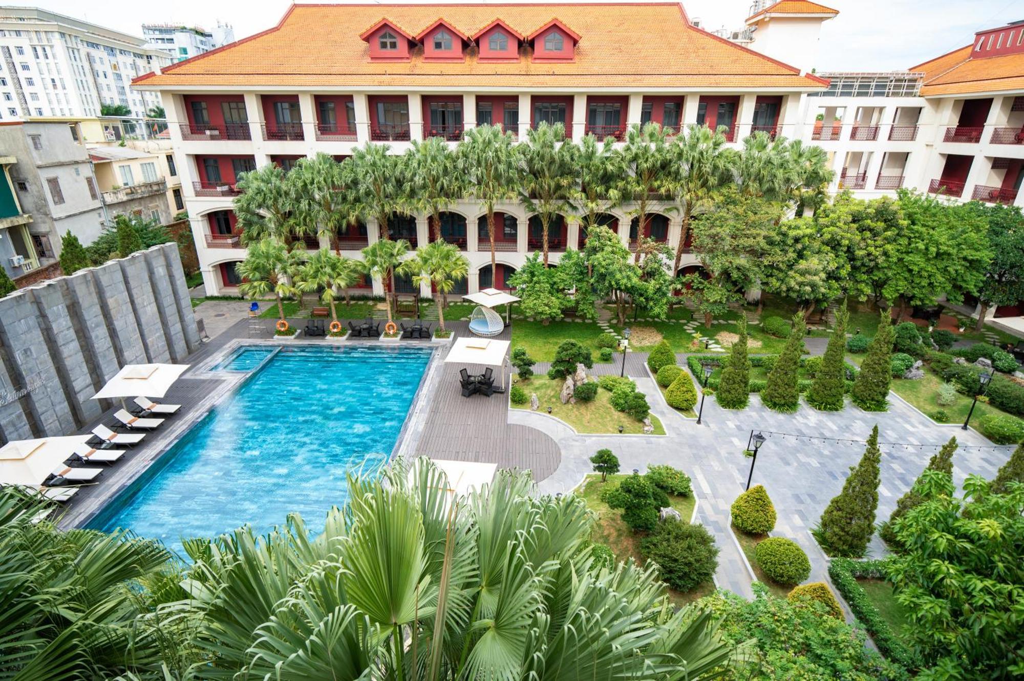 Senna Hue Hotel Zewnętrze zdjęcie The hotel's pool