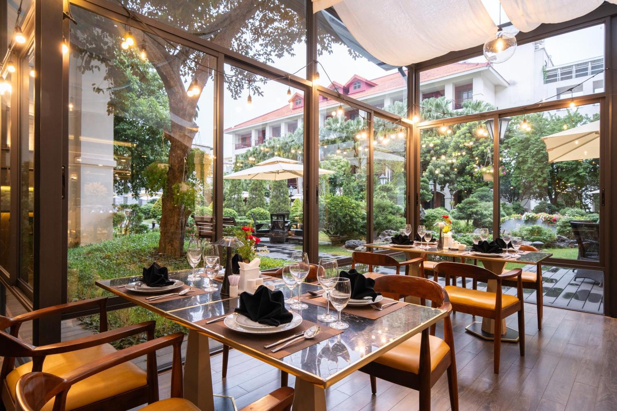 Senna Hue Hotel Zewnętrze zdjęcie The restaurant's interior