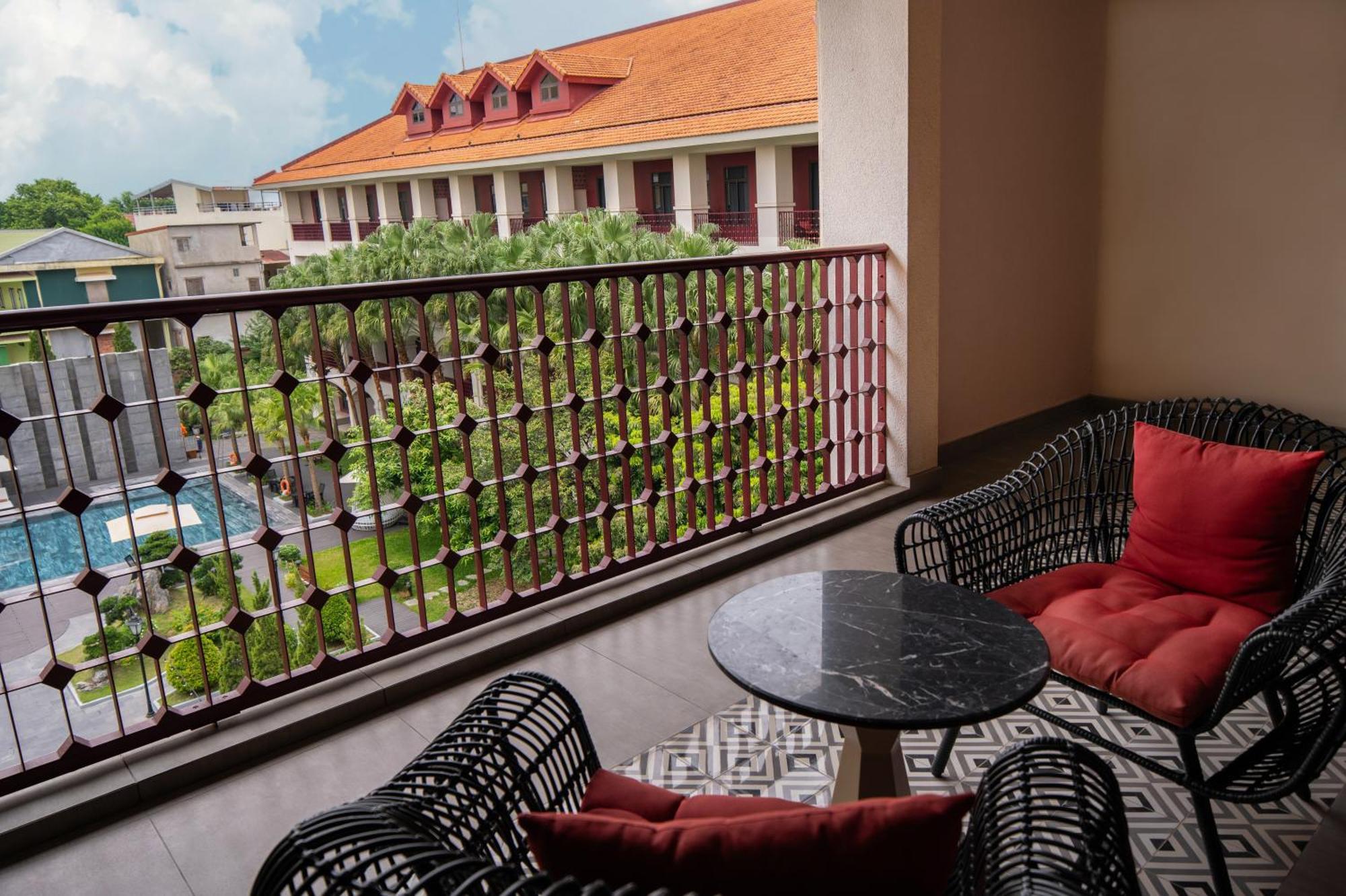 Senna Hue Hotel Zewnętrze zdjęcie A balcony at a hotel