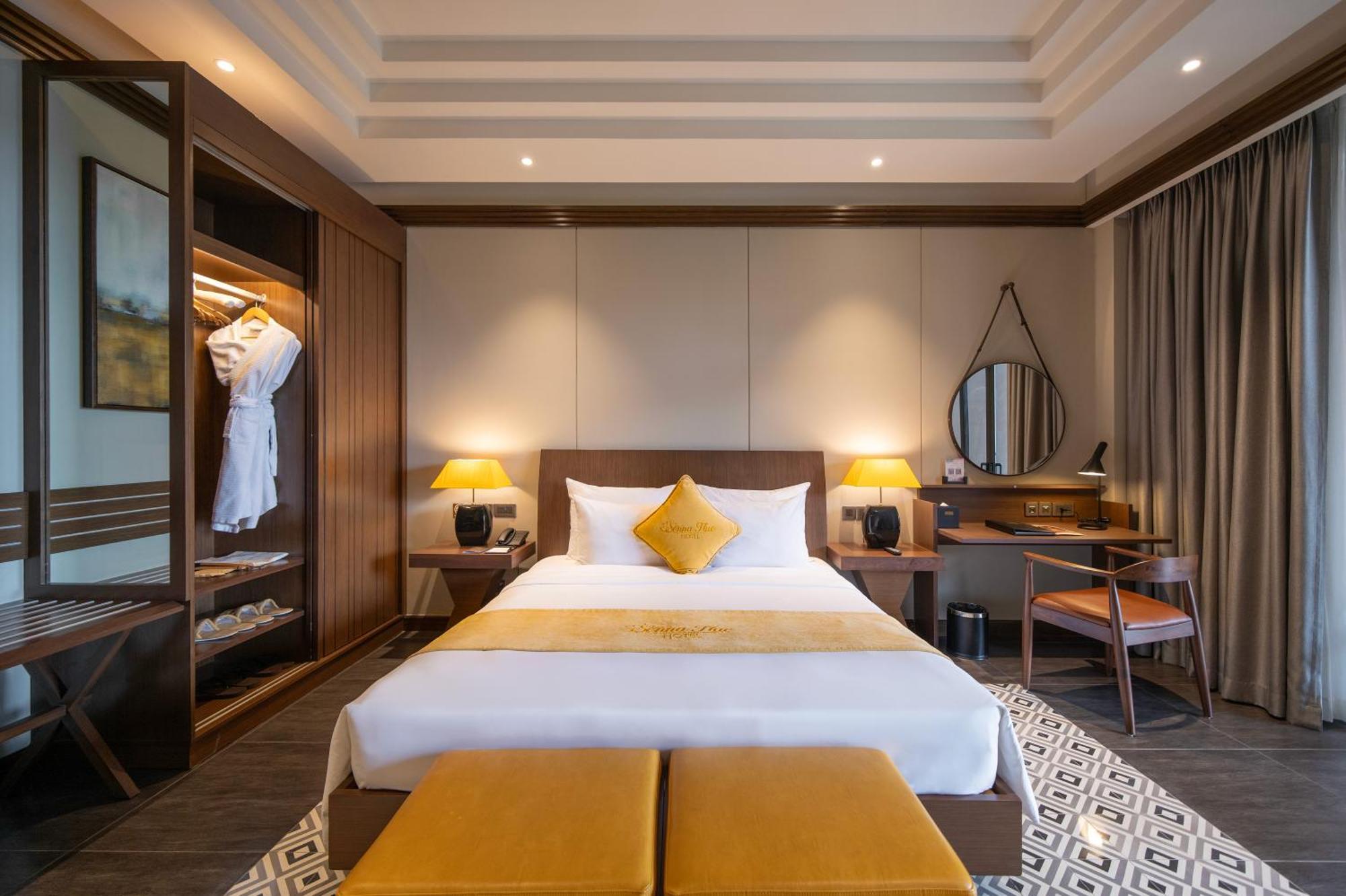 Senna Hue Hotel Zewnętrze zdjęcie A bedroom at the hotel