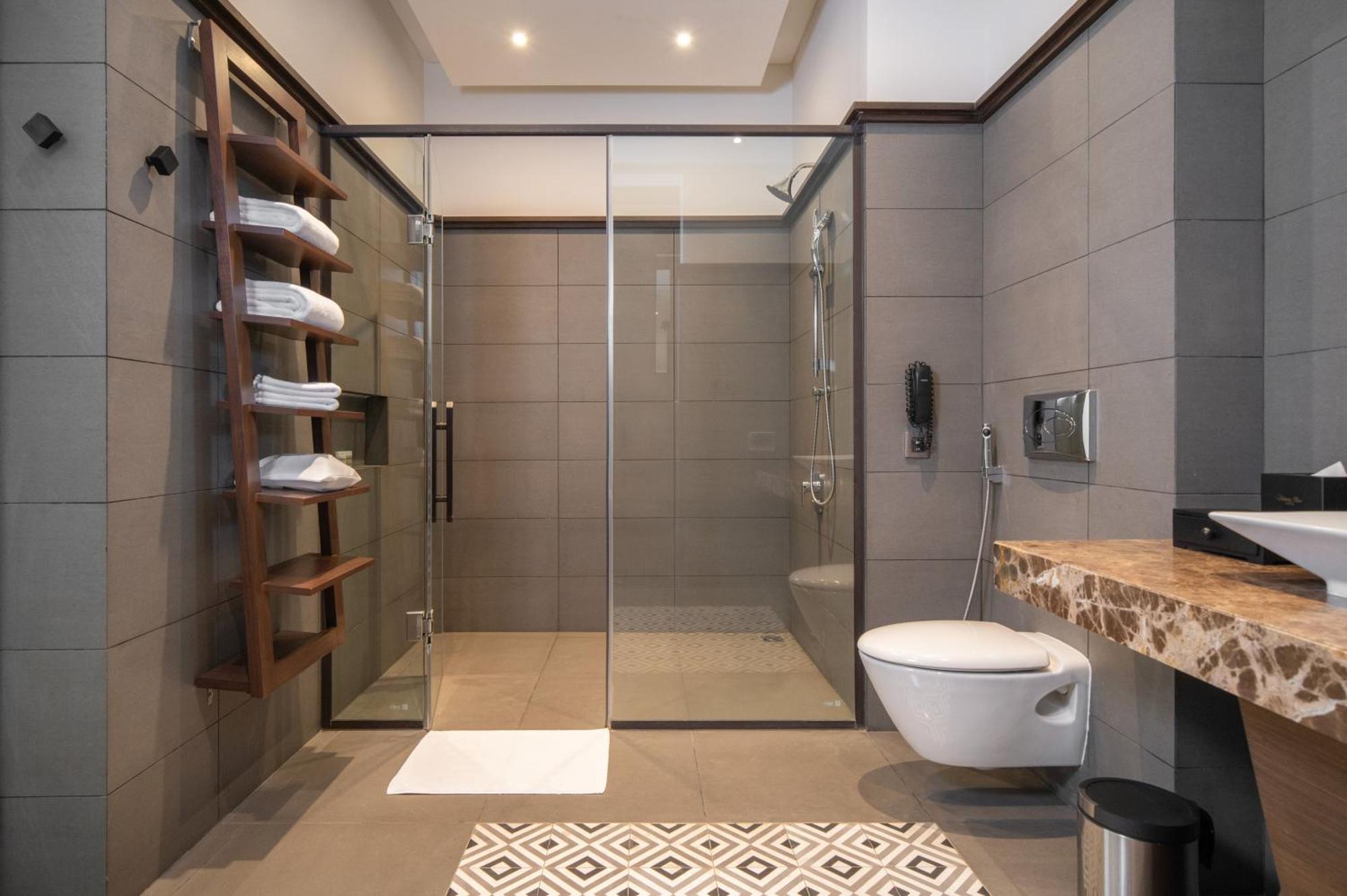 Senna Hue Hotel Zewnętrze zdjęcie A modern bathroom with a shower enclosure