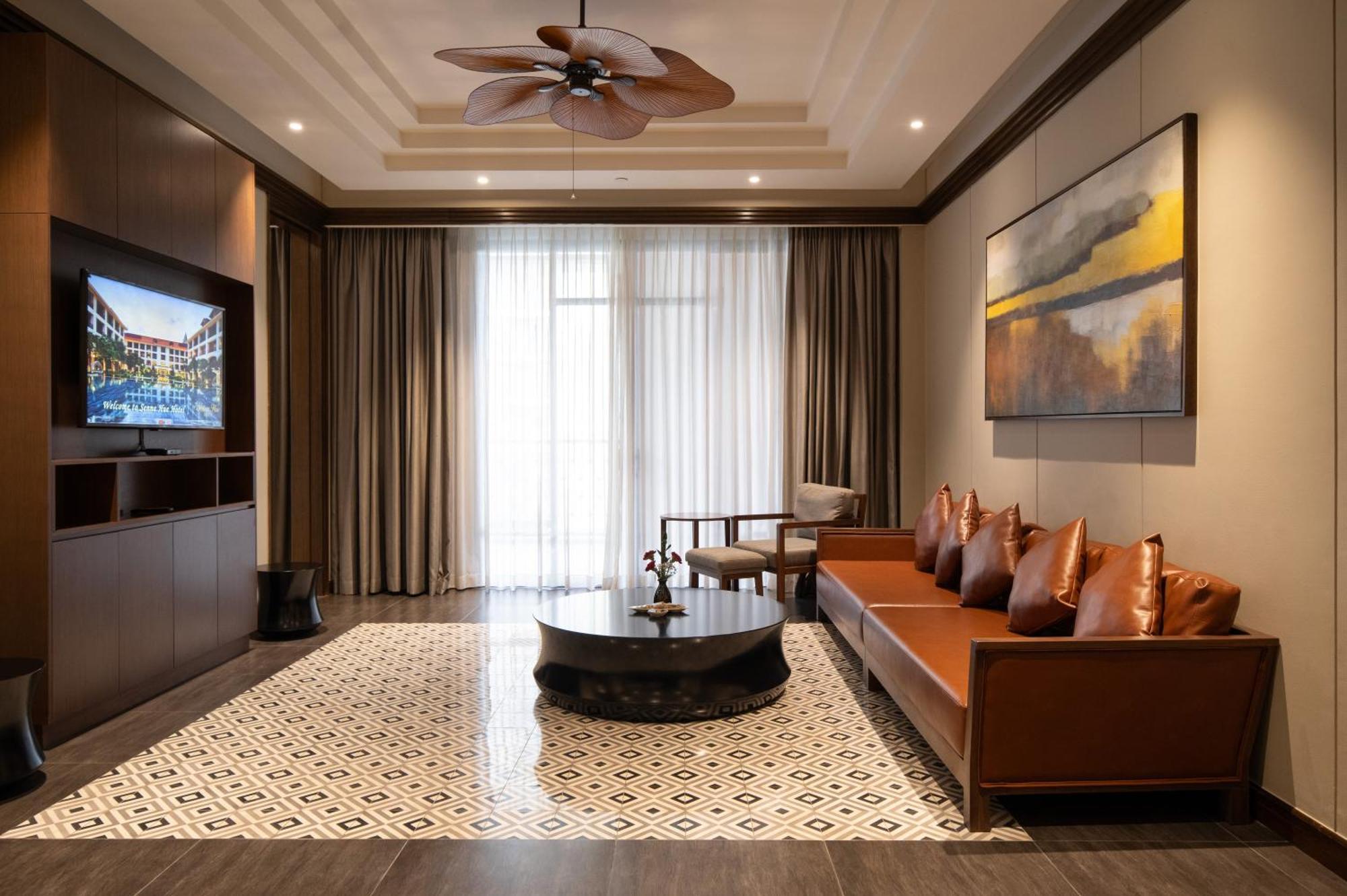 Senna Hue Hotel Zewnętrze zdjęcie A living room with a ceiling fan