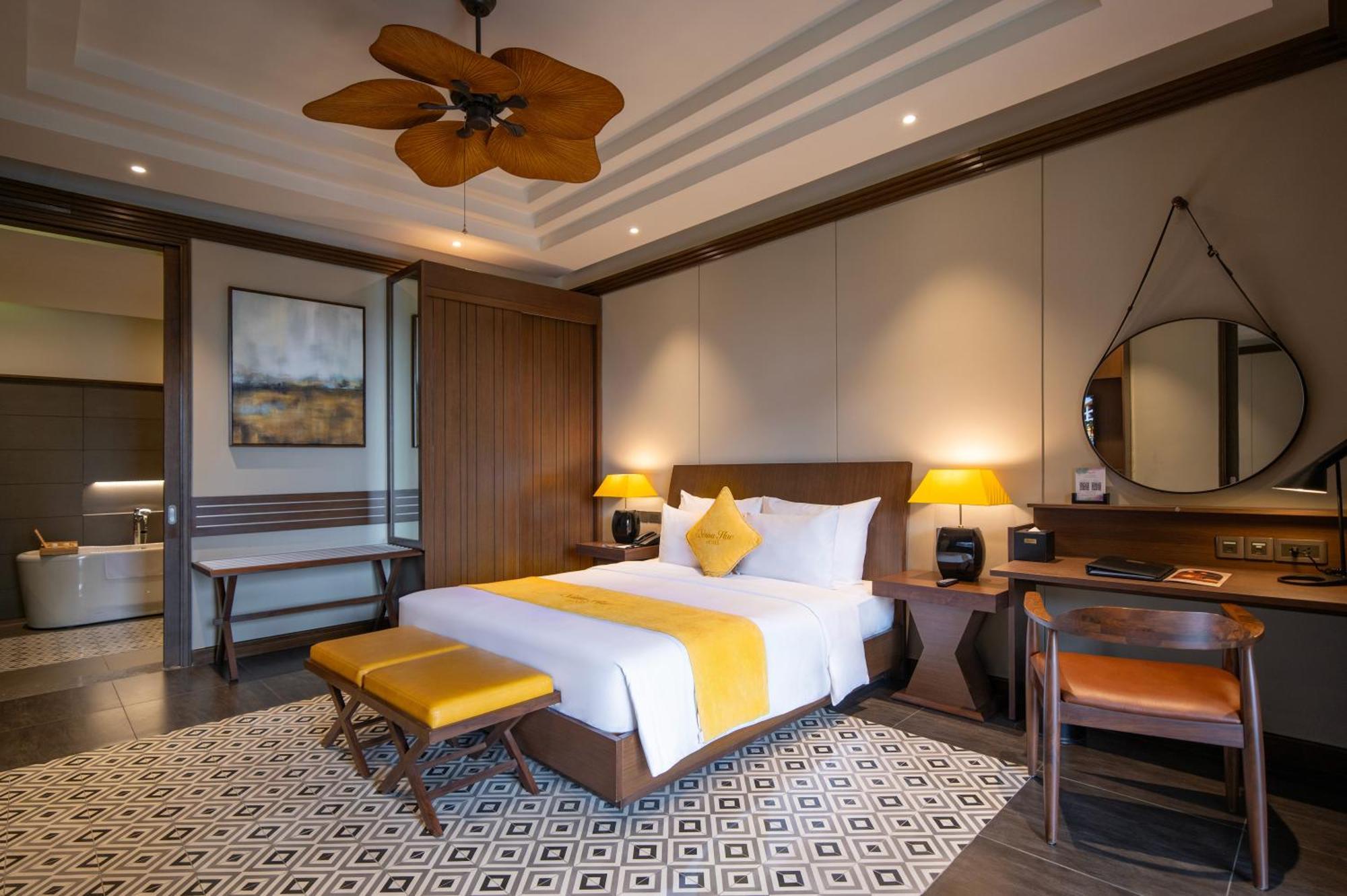 Senna Hue Hotel Zewnętrze zdjęcie A bedroom at the hotel