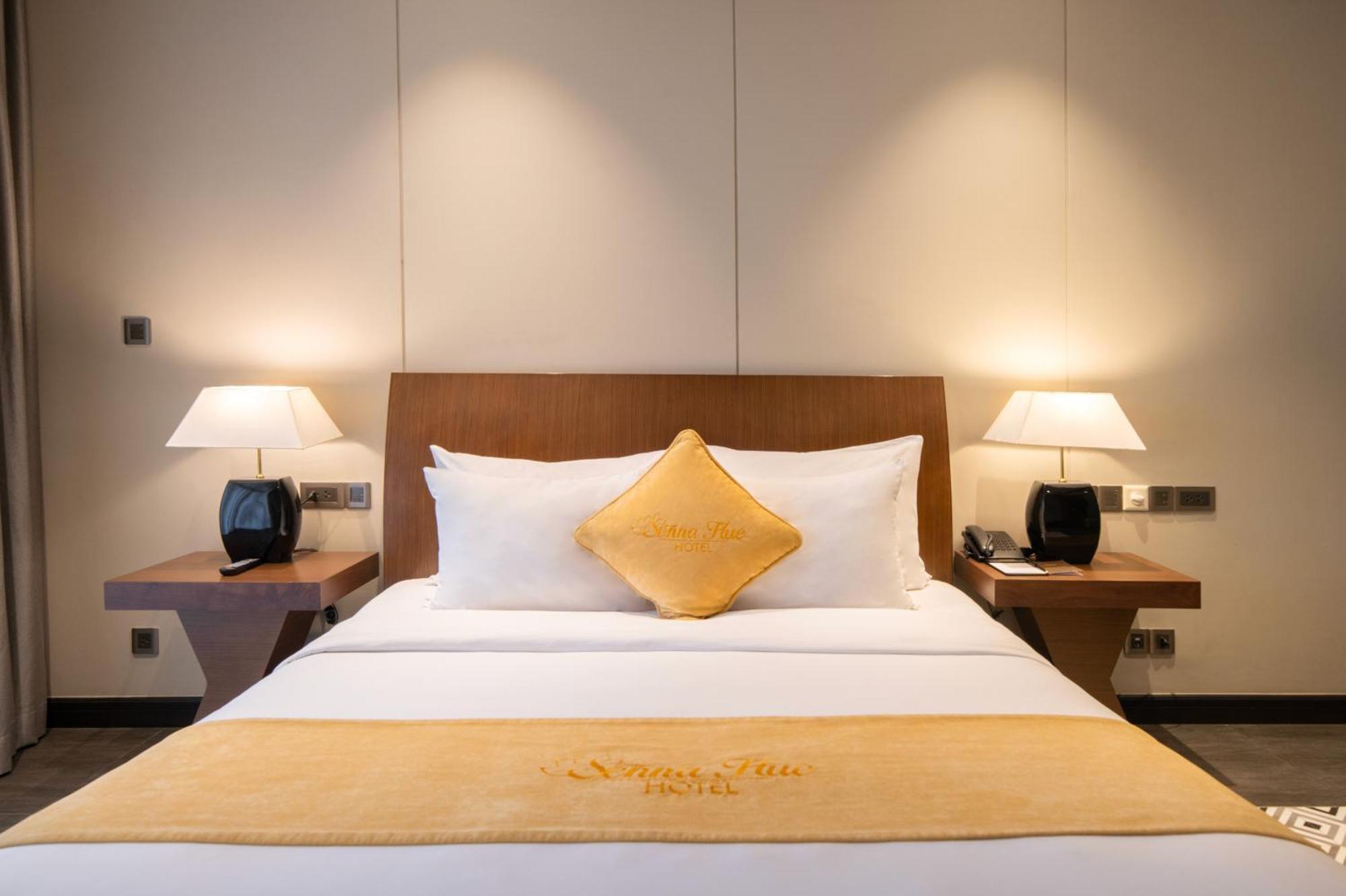 Senna Hue Hotel Zewnętrze zdjęcie A bedroom at the Shangri-La Hotel, Kuala Lumpur